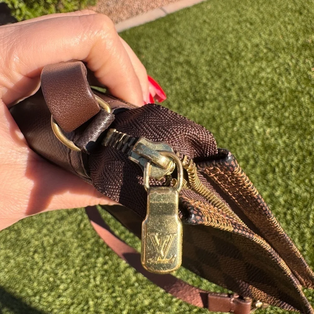 Authentic Louis Vuitton Damier Ebene Pochette handbag